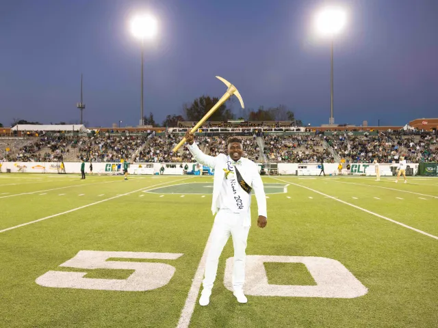 S.L. Ivey holding up the Golden Pickaxe after winning the Golden Niner