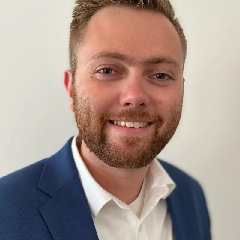 Aleksandr Wittemann smiling for a headshot photo